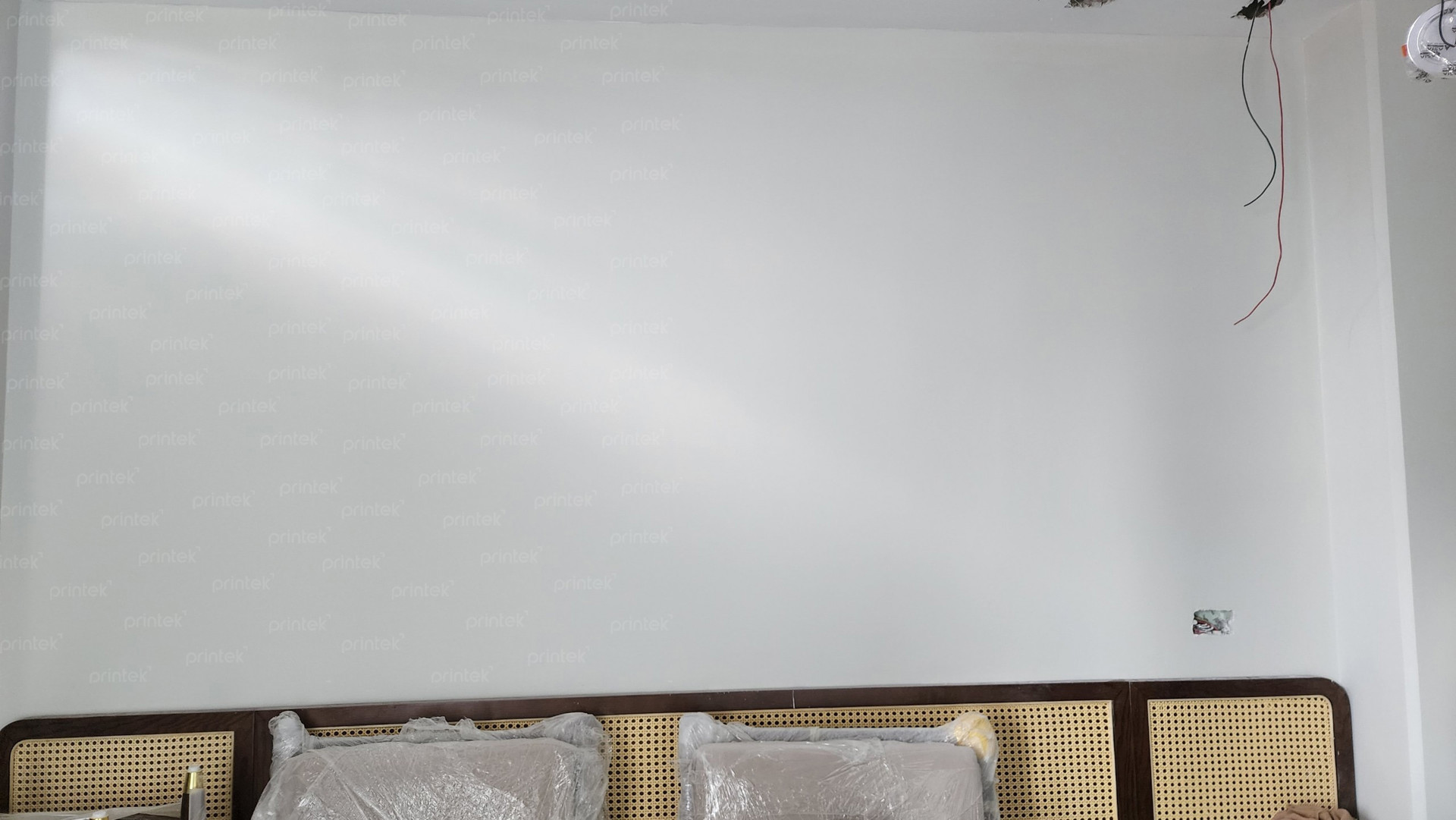Bề mặt tường cần được xử lý trước khi dán